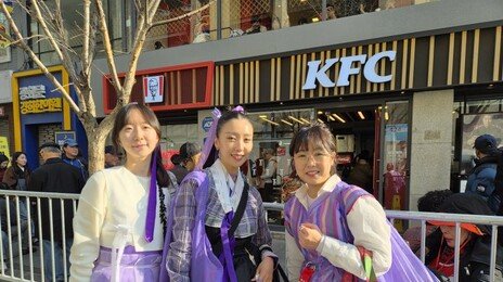 “68세 할머니도 보라색”…광화문은 ‘아미 스타일’ 보라 런웨이