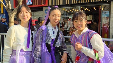 “68세 할머니도 보라색”…광화문은 ‘아미 스타일’ 보라 런웨이