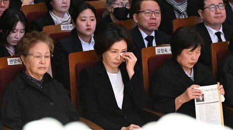 김혜경 여사, 文 전 대통령 장모상 빈소 찾아 ‘애도’