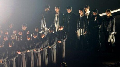 BTS 광화문 컴백, 베일 벗었다…검은옷 입고 무대 등장