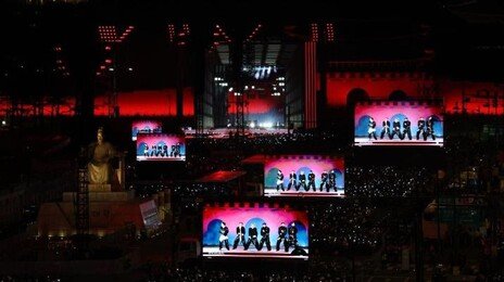 NYT “놀랍게 질서정연”… BBC “광화문, 개선문 연상”