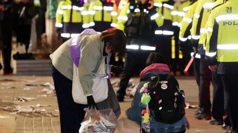 직접 광화문광장 청소까지…방탄소년단과 함께 빛난 ‘아미’의 품격