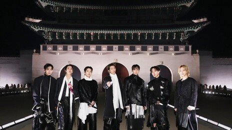 “RM은 영웅, 뷔는 도령, 지민은 시인”…송지오가 디자인한 BTS ‘컴백 의상’