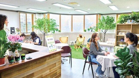 생일 축하곡 불러주고 말벗도…서울시, 전화로 3만명 외로움 달랬다