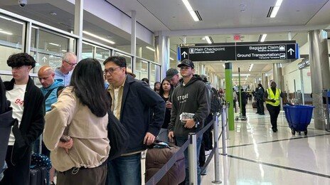 美 공항 ‘셧다운 혼란’에…트럼프 “ICE 투입” 민주당 압박