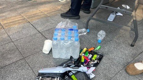 손난로 나누고, 장애인에 자리양보…안전 지켜낸 ‘에티켓 아미’