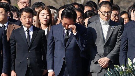 권양숙 여사, 검찰개혁 보고받고 눈물…“鄭대표님 안아보고 싶다”
