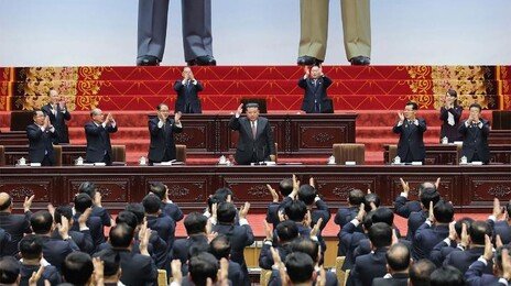 북한은 왜 김일성·김정일 ‘다리만’ 내보냈나