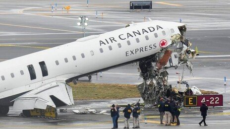 “스톱, 스톱, 스톱!” 10번 외침에도…뉴욕 공항 ‘여객기 참사’ 무전 공개