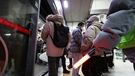 “출근시간 아이 데리고 타지 마세요”…9호선 ‘지옥철’ 두고 갑론을박 [e글e글]