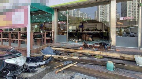 주차 중 가속페달 밟은 80대 운전자, 식당 돌진