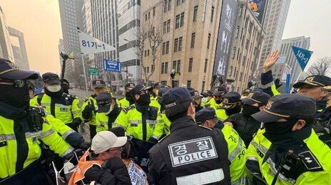 전장연, 광화문 일대서 탑승 시위…출근길 버스 한때 마비