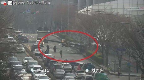 신논현역 근처 공사장서 천공기 넘어져…“차량 통제 중”