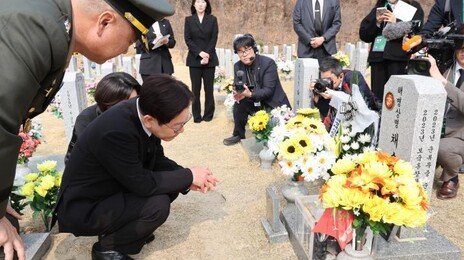 “여기 꽃바구니 하나”…李대통령, 채 상병 묘역 찾아