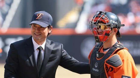 한화 시구자로 나선 박찬호, 검은색 양복 입고 공 던진 이유는