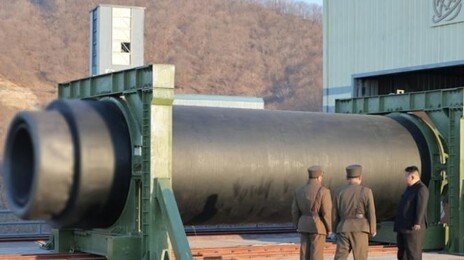 北 김정은, 새 고체엔진시험 참관…“전략군사력 최강 수준” 강조