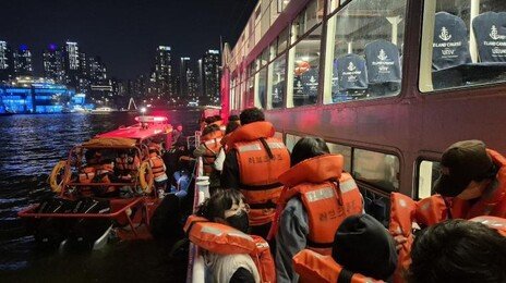 한강유람선 강바닥 걸려 멈춰… 승객 359명 전원 구조