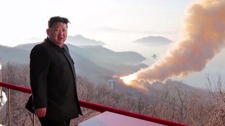 김정은, ICBM 새 고체엔진 시험… 美에 ‘이란과 다르다’ 메시지