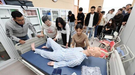 “휠체어 갑자기 밀면 놀라” “OK”… K돌봄 배우는 외국인 학생들