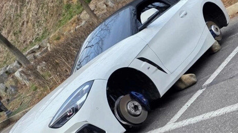 돌덩이 위에 얹힌 BMW…인천 도심 한복판서 황당 타이어 절도