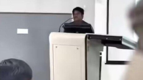 강의중 19세 여학생에 공개 청혼한 50대 교수…성난 학생들에 ‘몰매’
