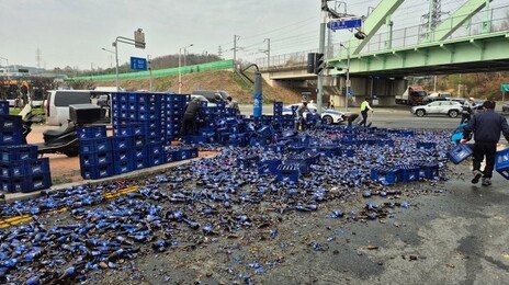 25t 트럭 맥주병 와르르…유리 파편 흩어져 도로 마비