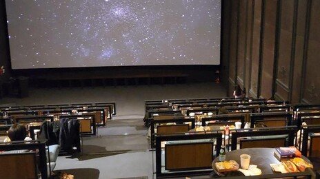 책 읽고, 명상하고, 낮잠 잔다… 영화관의 조용한 생존 몸부림