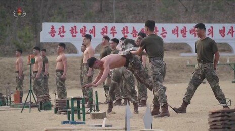 무시무시한 北특수부대…손으로 못 짚은채 허리 위 벽돌 부숴