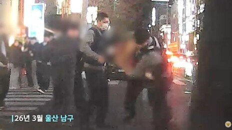 “속이 다 시원하네”…경찰 앞 난동 문신남, 업어치기 한방에 제압