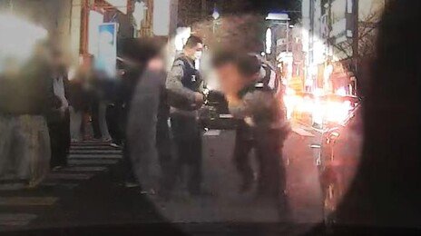 “속이 시원”…상의벗고 난동 문신男, 경찰이 업어치기로 제압