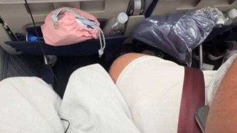 “모르는 아저씨와 13시간 초밀착 비행” 민폐 논란