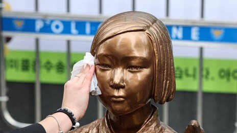 日대사관 앞 소녀상, 6년만에 바리케이드 치웠다