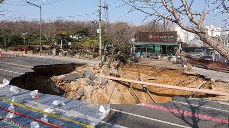 ‘대형 싱크홀’ 1년만에 지하철 공사 재개…주민들 “불안하다”