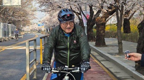 우원식, 자전거로 벚꽃 보며 출근…“차량 5부제 동참”