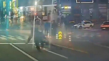 도로 달리던 킥보드, 혼자 넘어져 ‘아찔’…“옆 운전자 무슨 죄”