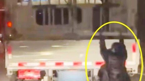 “누구 만나러 가?”…불륜 의심해 남편 트럭 매달린 中 여성