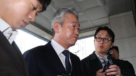 ‘1억 뇌물수수 의혹’ 강호동 농협중앙회장 경찰 출석…“성실히 조사받겠다”