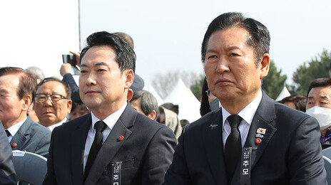 지지율 30%P 최대 격차… 질주하는 與, 길잃은 野