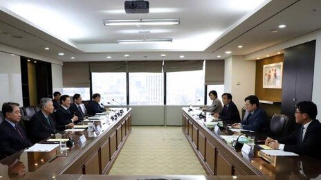 노인회 “출퇴근 시간 무임승차 제한 우려” 홍익표 “계획 없다”