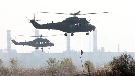 지난달 ‘산불 진화’ 투입됐던 군 헬기, 실수로 DMZ 내부 진입