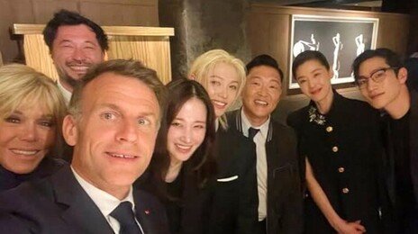 마크롱, 전지현·필릭스 등과 ‘화기애애’ 셀카 공개