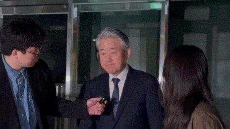 ‘1억 수수 혐의’ 강호동 농협회장, 피의자 신분 18시간 조사