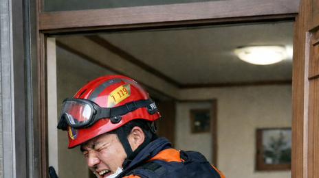 “딸 구해주세요” 신고에 달려갔더니…현관문 열자마자 개가 ‘덥석’