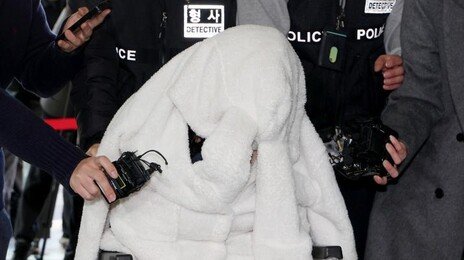 ‘반포대교 추락’ 포르쉐 운전자, 병원 화장실 ‘던지기’로 프로포폴 확보