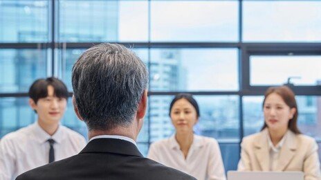 고령자 재취업, 직종 바뀌면 월급 절반까지↓…‘경력 초기화’