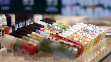 “전자담배 연기, 수증기 아냐”…벽지에 붙어 3차 간접흡연까지 유발