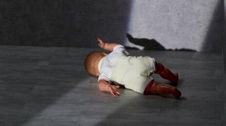 부모 방치에 사망한 2세, 석고보드·기저귀까지 먹어 ‘비극’