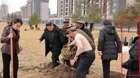 北 나무심기 행사서 고위간부 ‘명품 패딩’…애국 메시지와 괴리