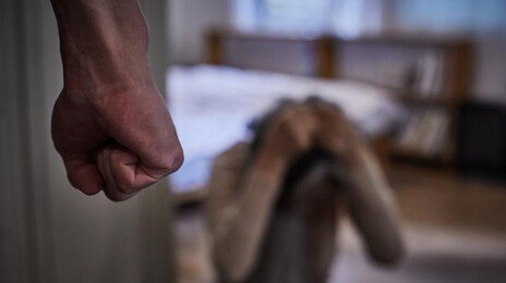 삼겹살 뼈 씹혔다고…아내에 엎드려뻗쳐 시킨 40대 남편
