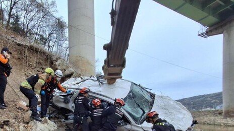 경주∼포항 국도 다리에서 SUV 추락…50대 운전자 사망